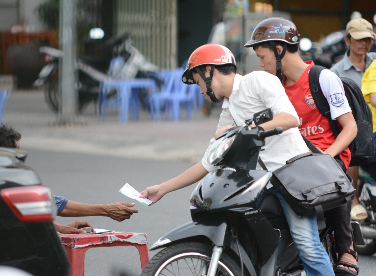 Sân Chi Lăng sốt vé hơn so với những trận trước nhưng không xảy ra tình trạng chen lấn, xô đẩy để mua cho bằng được tấm vé xem trận SHB.Đà Nẵng - HAGL.