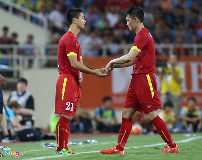 Công Phượng vào sân thay đàn anh Lê Công Vinh thi đấu vài phút cuối trận. Khoảng thời gian quá ngắn khiến anh không thể hiện được gì nhiều.