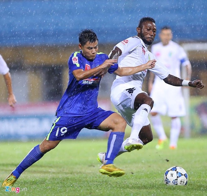 Hoàng Vũ Samson (áo trắng) từng lập kỷ lục về số bàn thắng ghi một mùa tại V.League với 23 pha lập công mùa 2013. Năm đó, anh lên ngôi vua phá lưới.