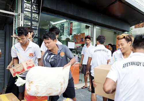 Cau thu Myanmar cuu tro nan nhan vung lu hinh anh