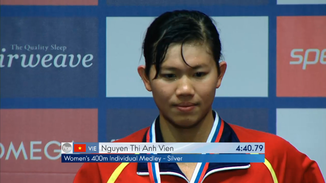 Anh Vien vua tien vua lui o noi dung 400 m hon hop hinh anh