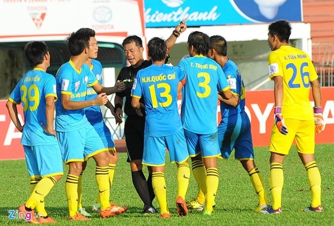 Càng về cuối giải, công tác trọng tài càng trở nên nổi cộm. Hầu hết các đội bóng tại V.League không ít thì nhiều đều có phàn nàn về trọng tài.