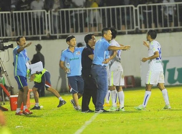 HLV Nguyễn Quốc Tuấn chia vui cùng các cầu thủ sau trận thắng SLNA. Ảnh: Gia Bảo.