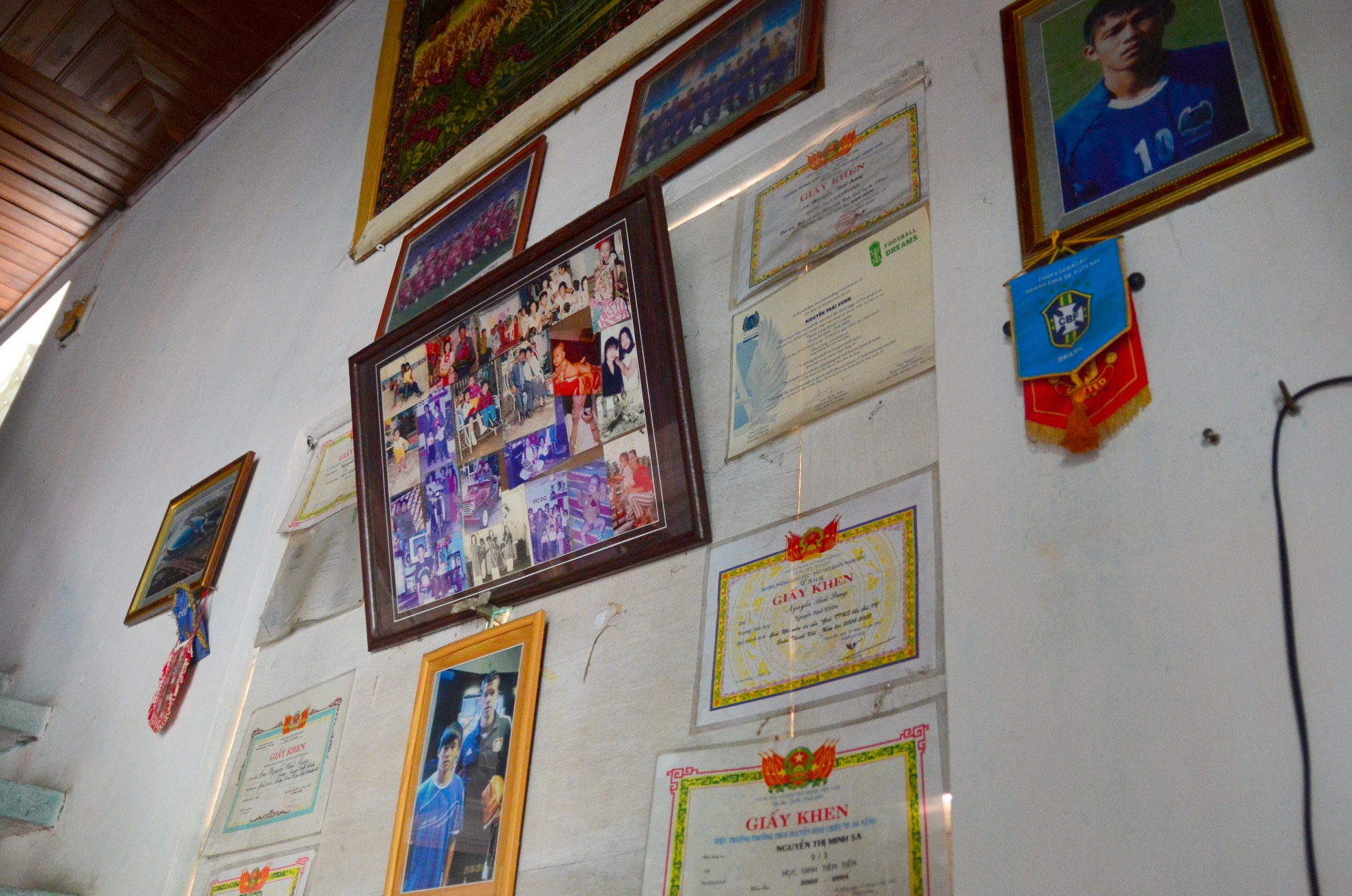 Một góc nhỏ tại nhà riêng trưng bày những hình ảnh, thành tích của Thái Sung trong sự nghiệp. 