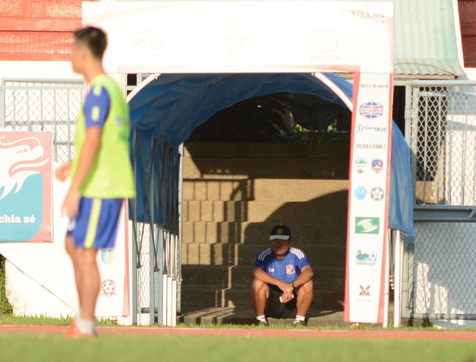 HLV Trần Bình Sự của Đồng Nai ngồi một góc ở khán đài B để do thám nhưng không thu hoạch gì nhiều.