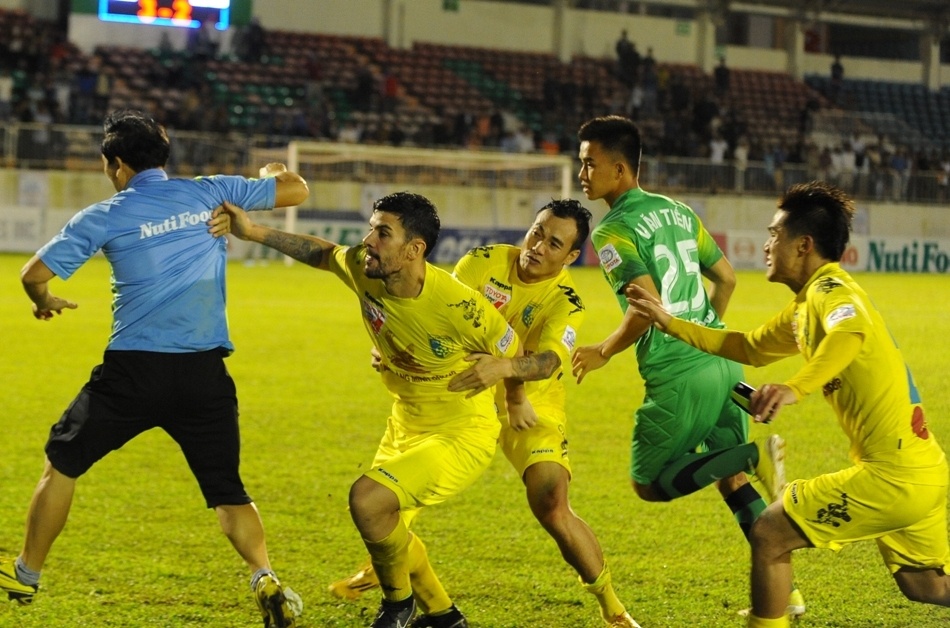 Ha Noi T&T xo xat cau thu HAGL, thach thuc khan gia hinh anh