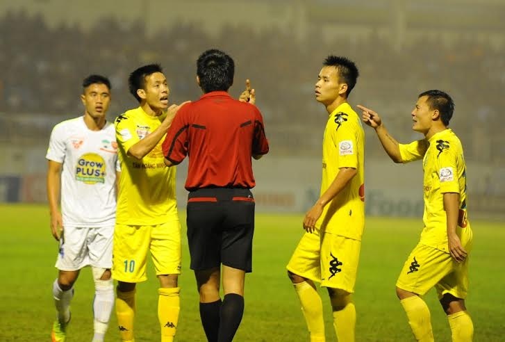 ‘Trong tai xem cau thu HAGL nhu cau be 18 tuoi’ hinh anh