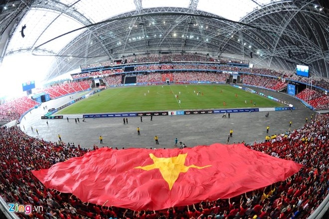 CĐV Việt Nam từng mang đại kỳ sang Singapore cổ vũ cho U23 Việt Nam thi đấu tại SEA Games 28.