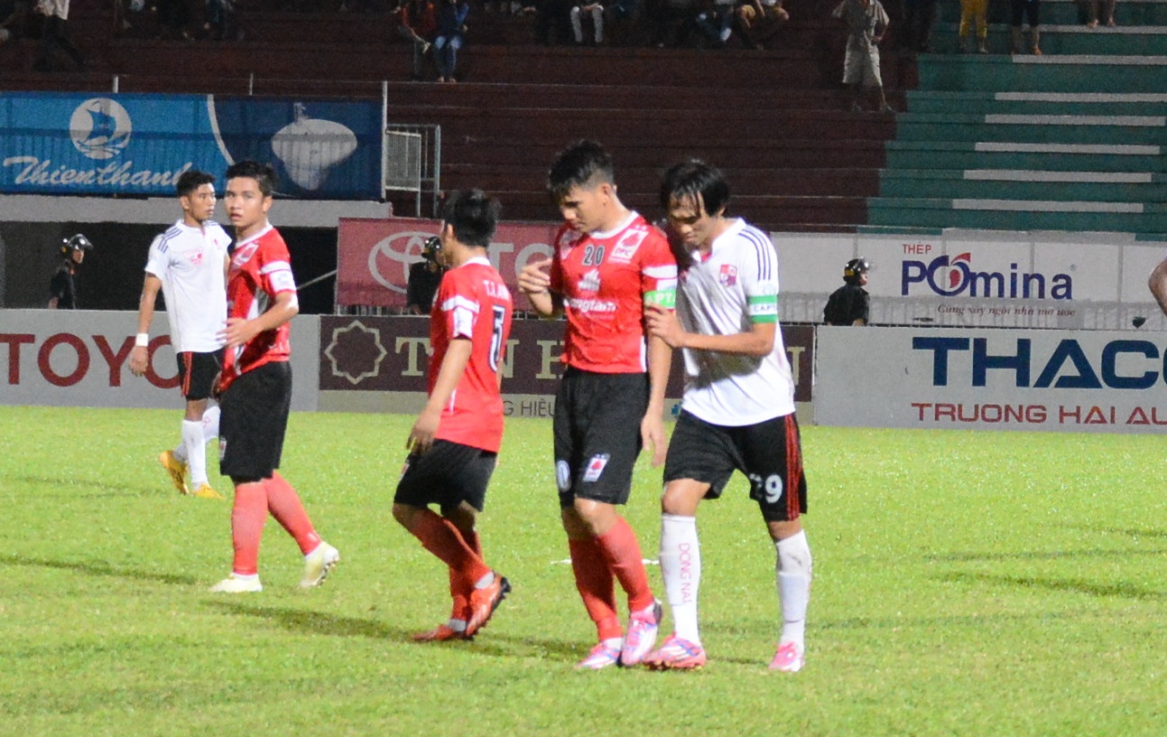 DTLA tu lam yeu minh truoc tran gap HAGL hinh anh