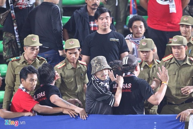 Nhóm Ultras Thái Lan gây hấn với lực lượng an ninh của Lào. Thậm chí họ còn đánh nhau.