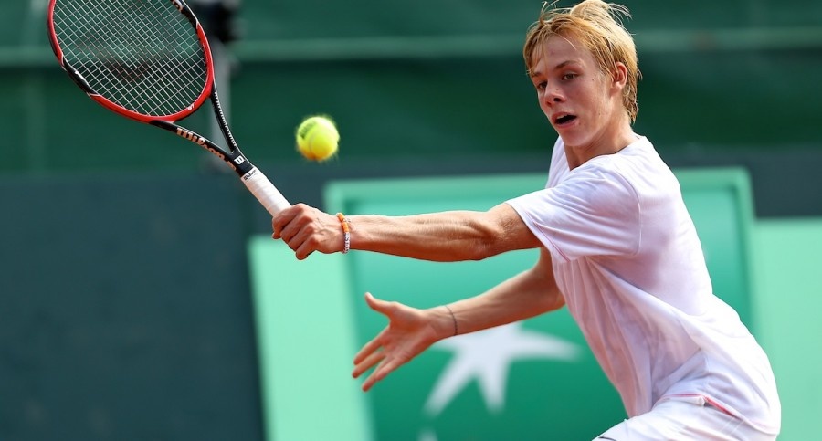 Khi mới 15 tuổi, Shapovalov đã vô địch lứa tuổi U18 ở giải trẻ Rpgers Cup - sân chơi uy tín từng tạo nên tên tuổi của những tay vợt nổi tiếng của Canada, nổi bật là Milos Raonic.