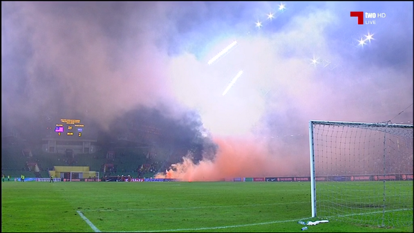 CDV Malaysia dot phao sang, gay nao loan tren san nha hinh anh