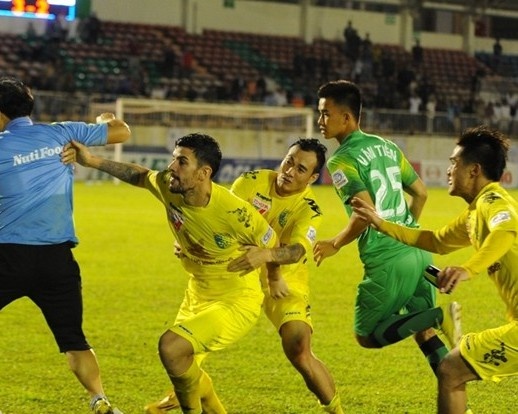 HAGL, Ha Noi T&T cung nhan an phat vi cau thu xo xat hinh anh