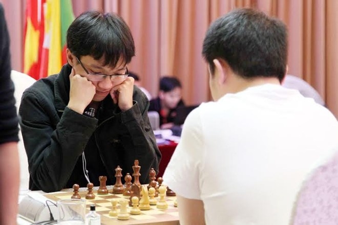 Nguyễn Ngọc Trường Sơn có trận hòa xuất sắc ở ván thứ 2 của vòng một, qua đó đánh bại đối thủ chung cuộc.