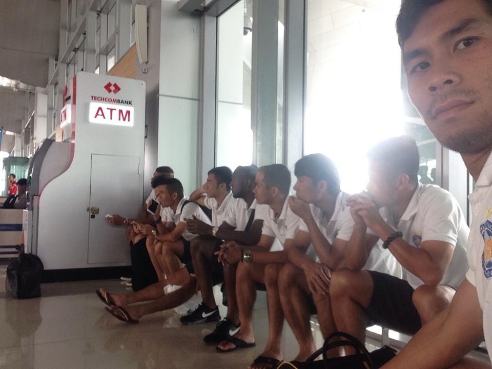 Cau thu V.League khon kho vi bao Vam Co hinh anh