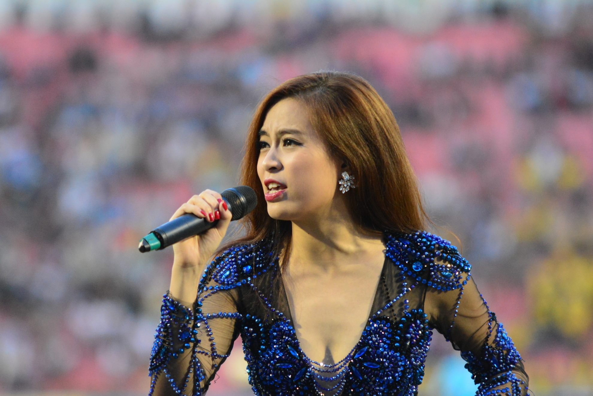 Hoang Thuy Linh, Bao Anh khuay dong ngay Binh Duong nhan Cup hinh anh