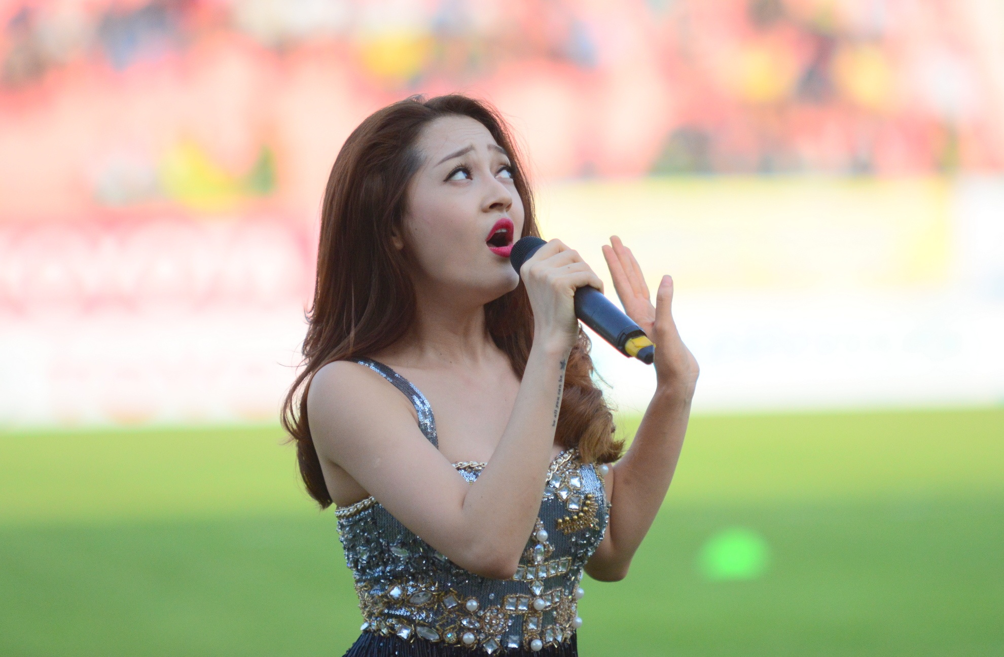 Trong trang phục gợi cảm, Bảo Anh trình bày 2 ca khúc sôi động khi trận đấu chuẩn bị diễn ra và chúc hai đội chơi cống hiến.