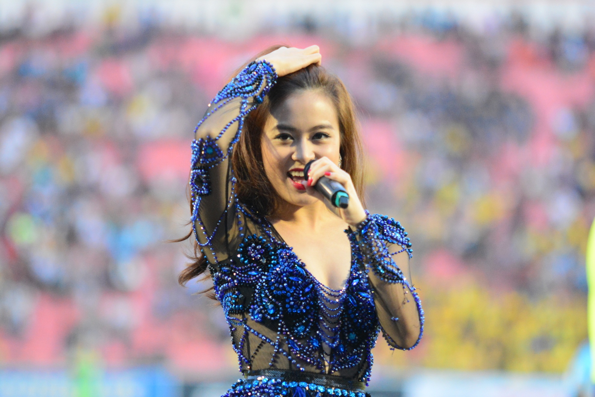 Trước Bảo Anh và Hoàng Thùy Linh, các ca sĩ như Hari Won, Bảo Thy... để lại nhiều ấn tượng cho khán giả, cũng như hâm nóng cầu trường mỗi khi Đồng Tháp thi đấu trên sân nhà.