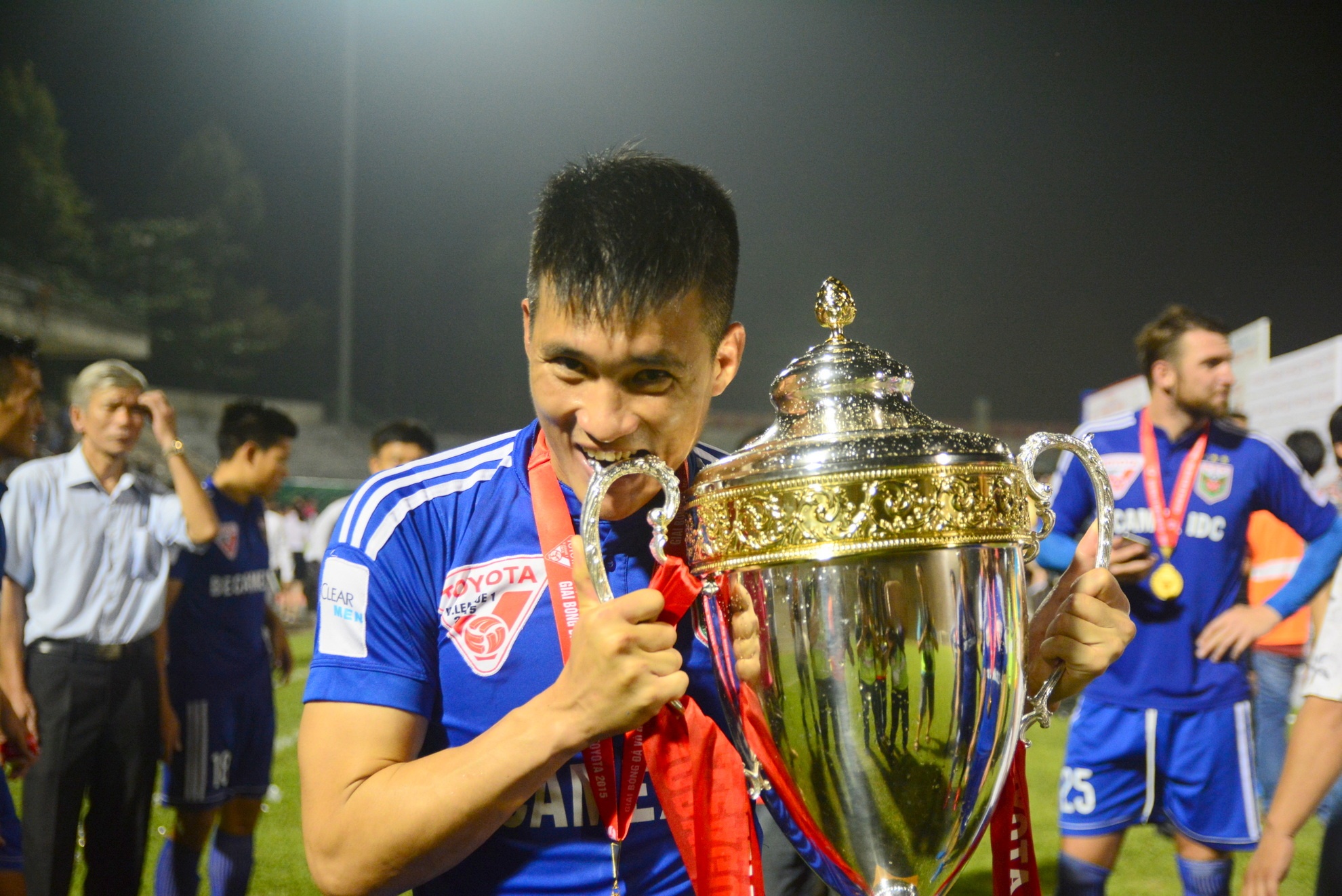 Len ngoi vo dich, Cong Vinh cam on Thuy Tien hinh anh