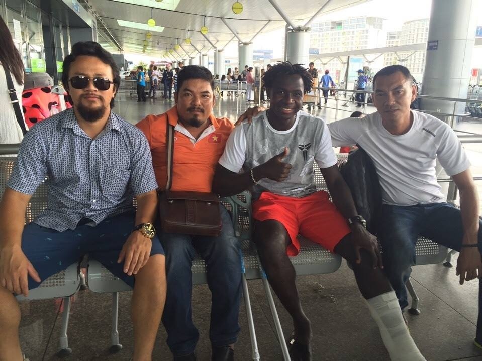 Abass len duong sang Singapore dieu tri chan thuong hinh anh