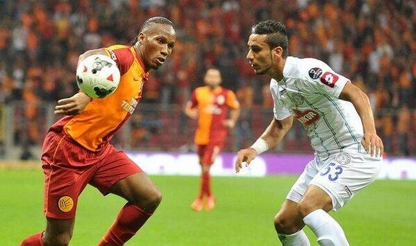 Ali Adnan đối mặt với Didier Drogba tại giải VĐQG Thổ Nhĩ Kỳ. 