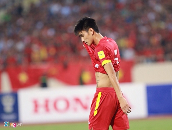 Đinh Tiến Thành là 1 trong 3 trung vệ của ĐTVN được sử dụng khi gặp Thái Lan nhưng không giúp đội tuyển chơi tốt hơn. 