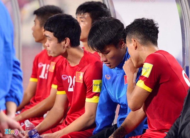 Mạc Hồng Quân (áo xanh) chơi rất kém nhưng vẫn được HLV Miura tin dùng.