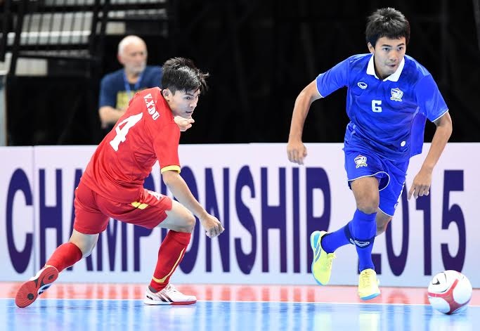Thái Lan (áo xanh) chứng tỏ đẳng cấp vượt trội so với Việt Nam ở giải futsal Đông Nam Á.