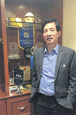 Kosingkha ít khi xuất hiện trước công chúng, nhưng ông là người đứng đằng sau thành công của bóng đá Thái Lan những năm qua, đặc biệt là giải VĐQG.