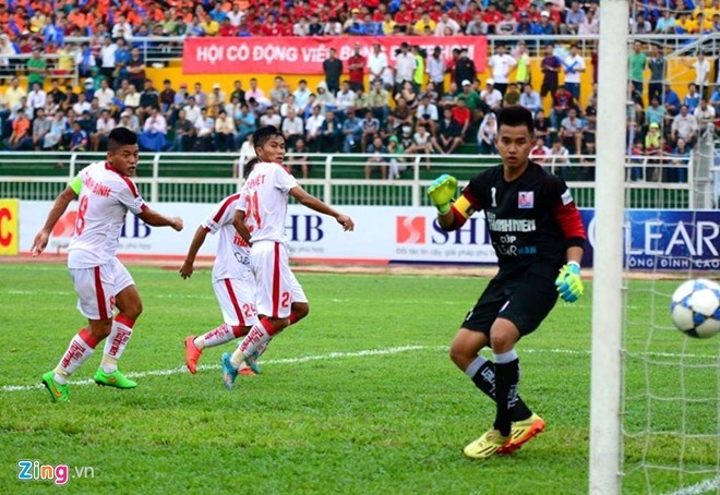 Thủ môn Phạm Văn Tiến chưa thể giúp hàng thủ U21 Gia Lai chơi an toàn. 