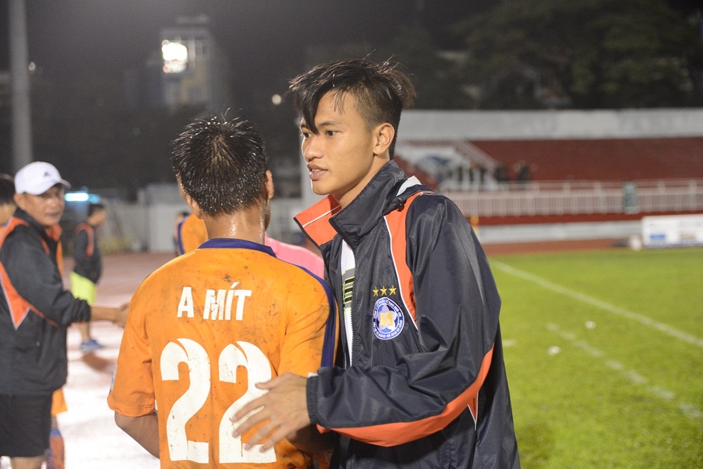 Tro cung cua HLV Miura ghi ban, nhan the do o giai U21 hinh anh