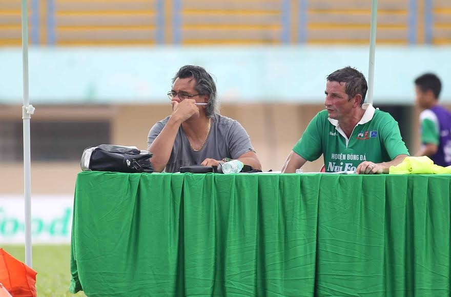 Franck Durix (phải) là HLV của học viện JMG mới mở tại TP HCM.