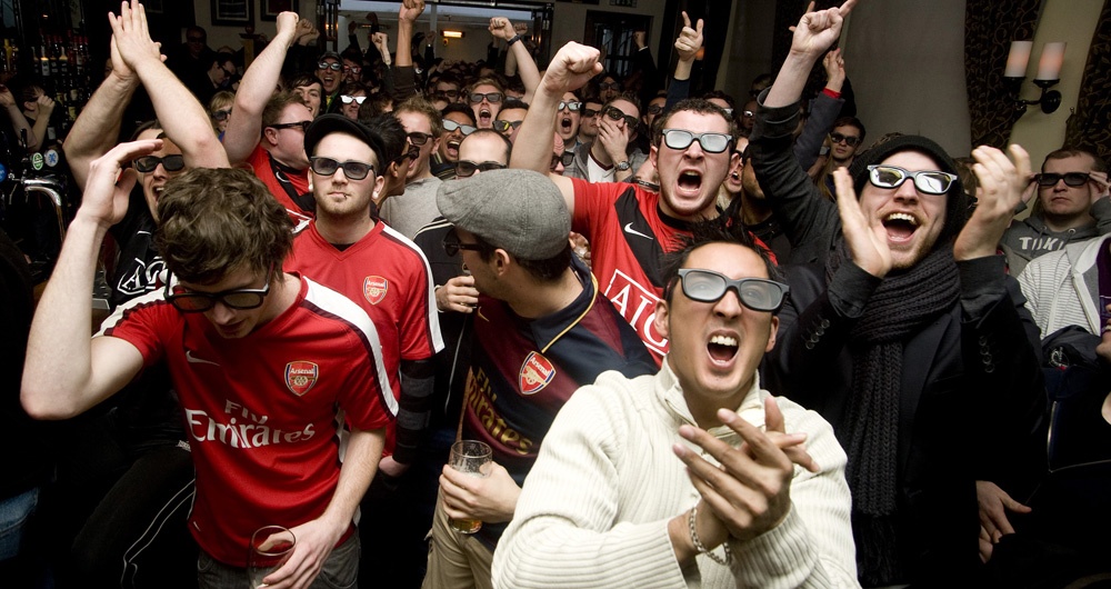 Người dân anh rất thích tụ tập ở nơi đông người để xem các trận đấu của giải NH Anh.