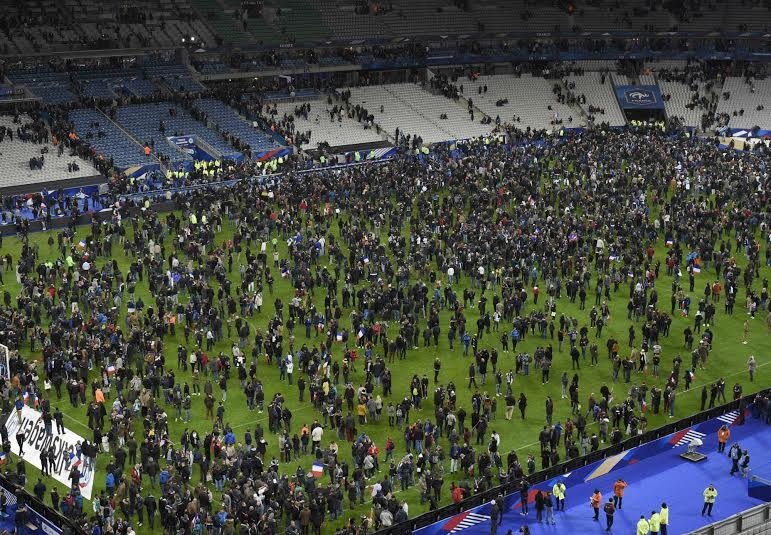 Hình ảnh từ sân Stade de France khi người hâm mộ được yêu cầu nán lại để giữ an toàn.