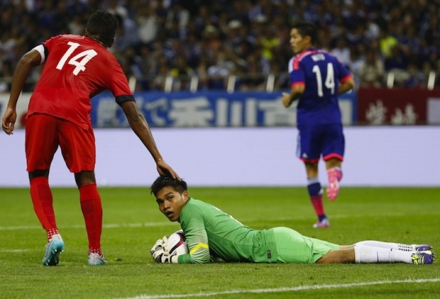 Cuu HLV MU cham thu mon Singapore truoc khi mat viec hinh anh