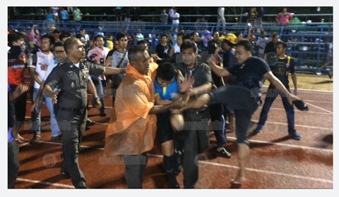 Các CĐV Satun United hung hãn tấn công trọng tài, bất chấp họ đã xin tha.