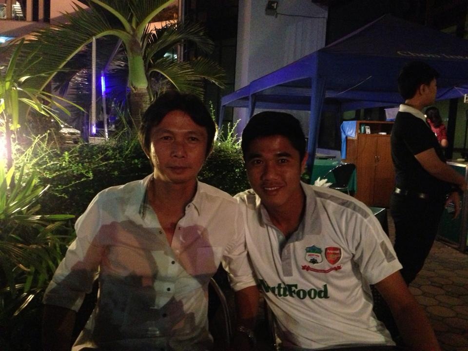 Dusit có quan hệ tốt với những cầu thủ kỳ cựu của HAGL. Bản thân HLV hiện tại của đội bóng phố núi - Nguyễn Quốc Tuấn là đồng đội cũ của anh.