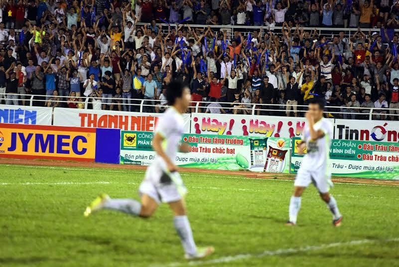 Ngược lại khi Công Phượng ghi bàn, cả sân đều hò reo ăn mừng.