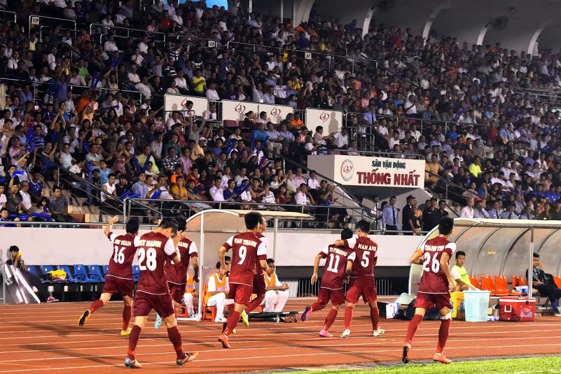 Lâm Ti Phông ghi bàn cho U21 Việt Nam nhưng khán giải tại khán đài A không mấy hào hứng.