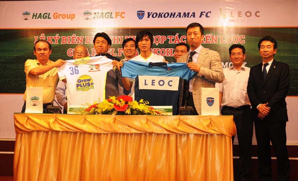 Tuan Anh khoac ao Yokohama doi dau HAGL hinh anh