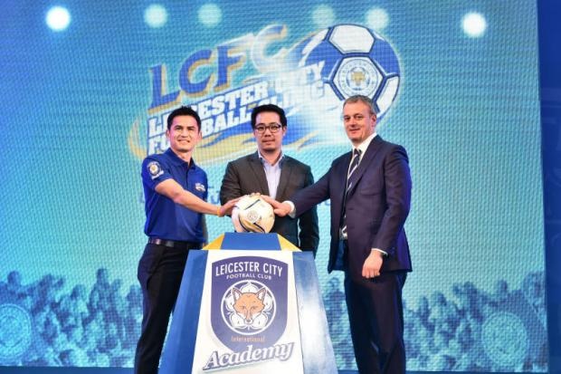 Kiatisak và đại diện đội bóng nước Anh trong ngày ra mắt dự án Leicester City Football Clinic tại Thái Lan.