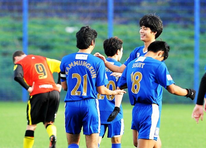 Thai Lan om mong World Cup tu 16 cau thu an tap o Anh hinh anh