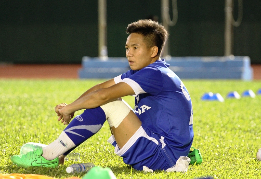 Cau thu U23 Viet Nam tu gay chan thuong cho nhau hinh anh