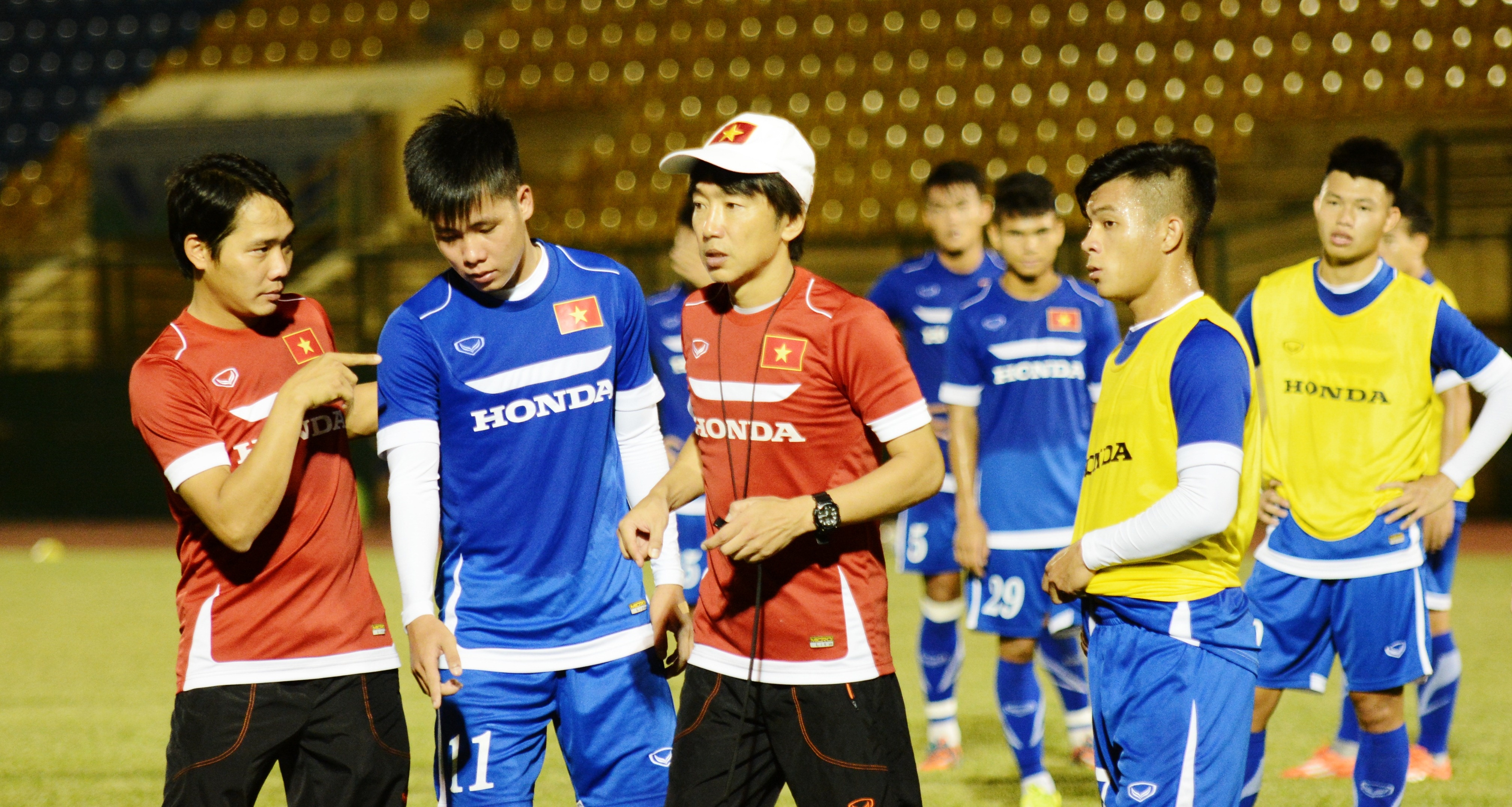 HLV Miura chỉ bảo các tiền đạo và hậu vệ đứng vị trí khi có tình huống cố định.