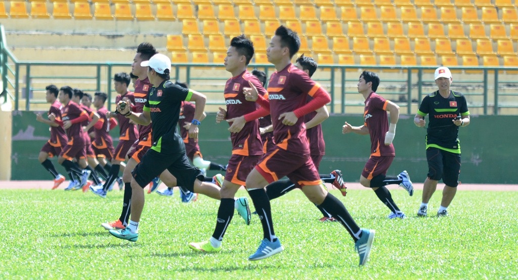 HLV Miura cho U23 Viet Nam tap chay giua trua nong hinh anh