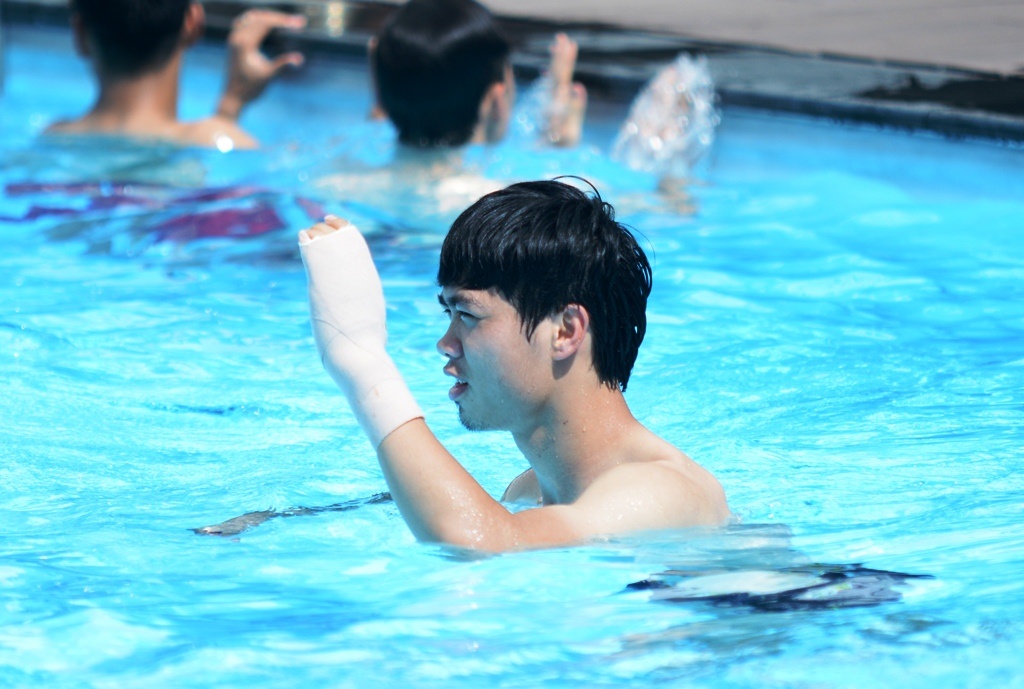 Cong Phuong boi mot tay vi so anh huong chan thuong hinh anh