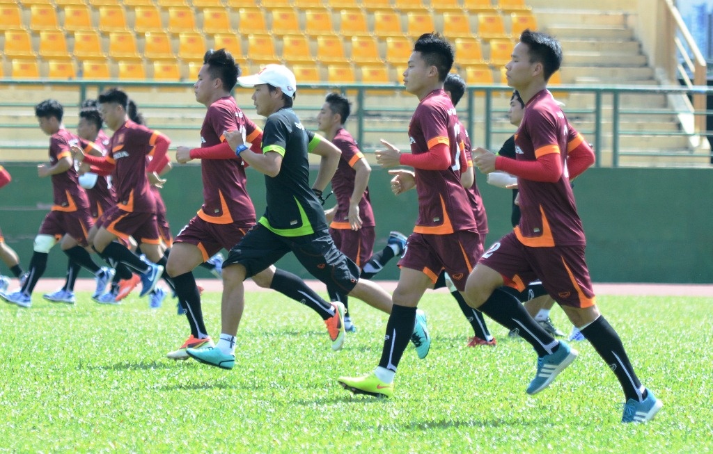 U23 Viet Nam tap chay duoi troi nang nong, nhiet do len den gan 35 do C. hinh anh