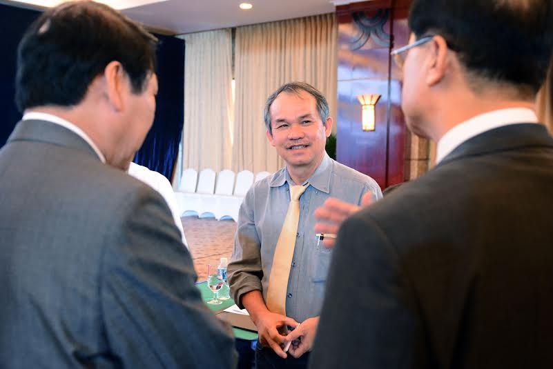 Bầu Đức trao đổi với lãnh đạo CLB Incheon United bên lề lễ ký hợp đồng.