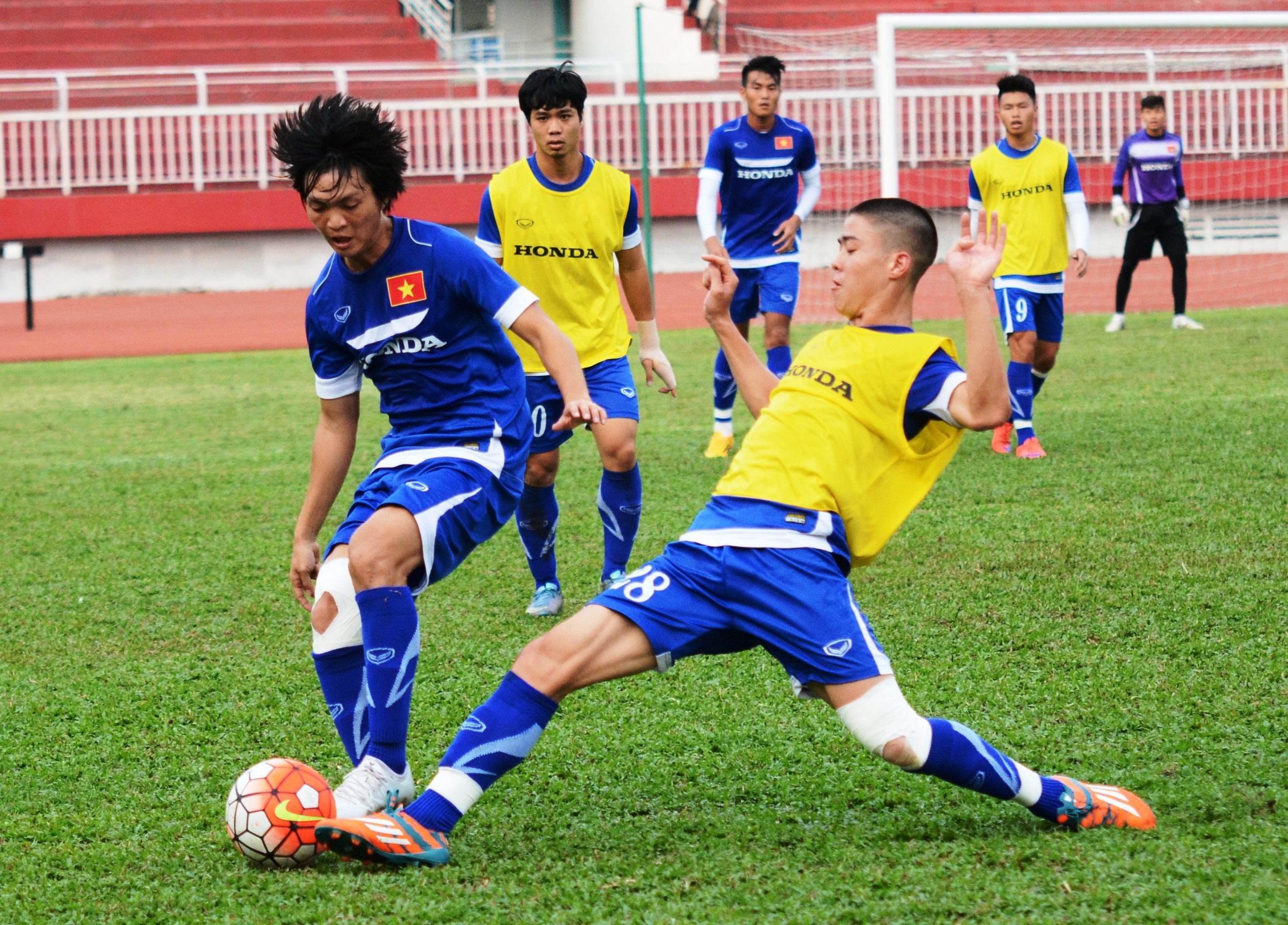 HLV Miura ket hop Duy Manh, Xuan Truong truoc gio len duong hinh anh