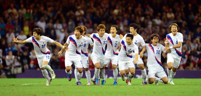 Bong da chau A voi giac mo Olympic hinh anh